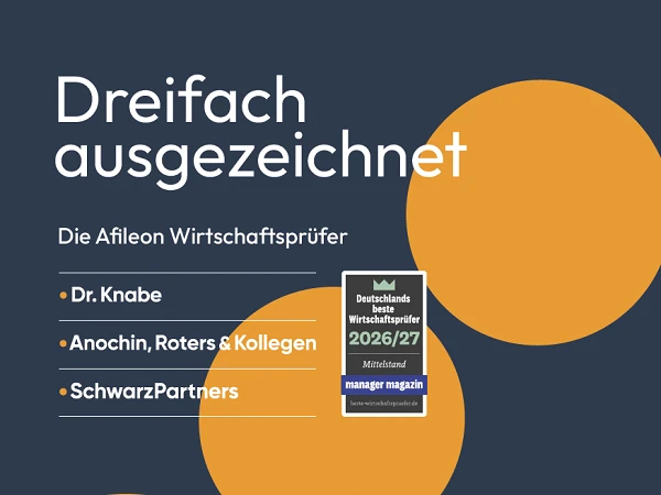 Das Bild enthält den Text "Dreifach ausgezeichnet" sowie den Hinweis auf die Afileon Wirtschaftsprüfer und die Partnerfirmen Dr. Knabe, Anochin, Roters & Kollegen, und SchwarzPartners. Zudem wird eine Auszeichnung erwähnt: "Deutschlands Deutschlands Wirtschaftsprüfer 2026/27" vom manager magazin. Orangefarbene Kreise und ein modernes Layout prägen das Design.