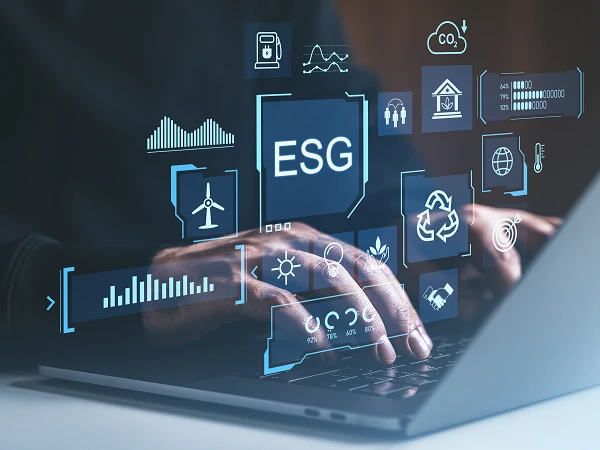 Eine Person tippt auf einer Laptop-Tastatur, während über der Tastatur verschiedene digitale Symbole und Grafiken zu Themen wie Umwelt, Soziales und Unternehmensführung (ESG) schwebend dargestellt sind.