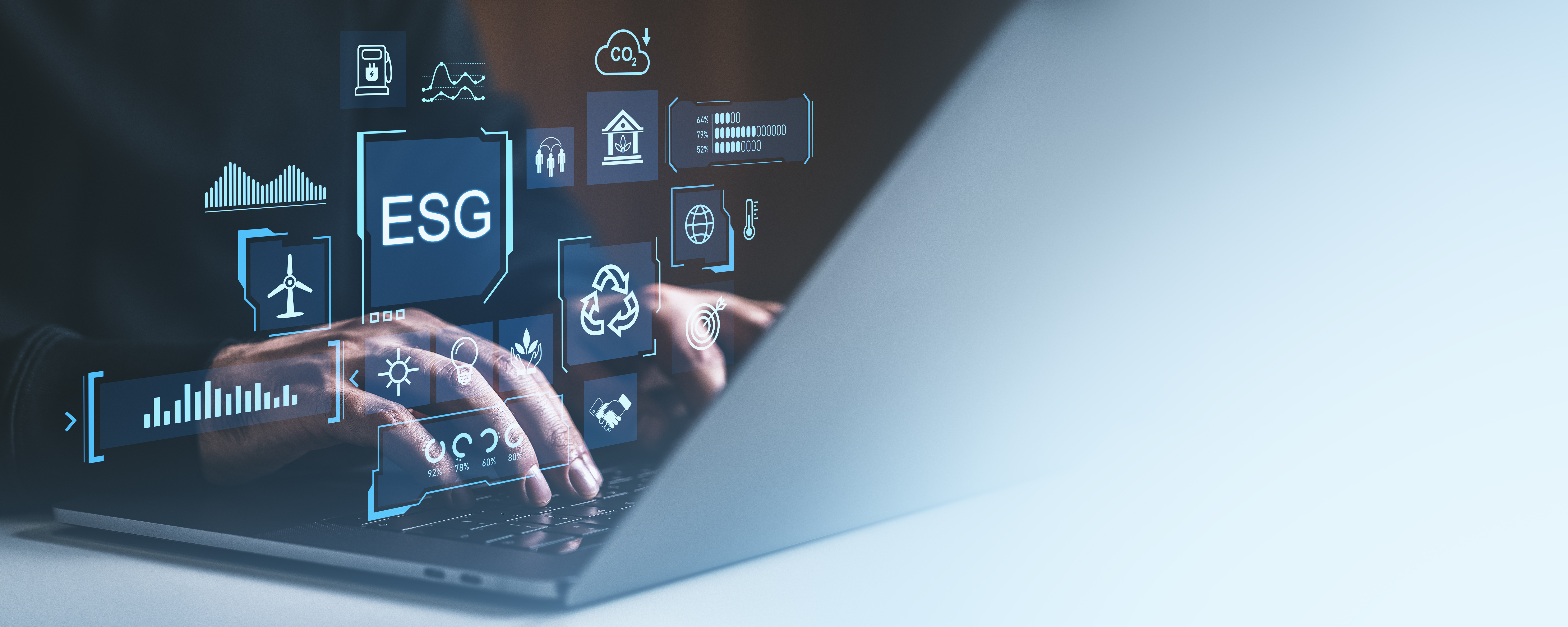 Eine Person tippt auf einer Laptop-Tastatur, während über der Tastatur verschiedene digitale Symbole und Grafiken zu Themen wie Umwelt, Soziales und Unternehmensführung (ESG) schwebend dargestellt sind.